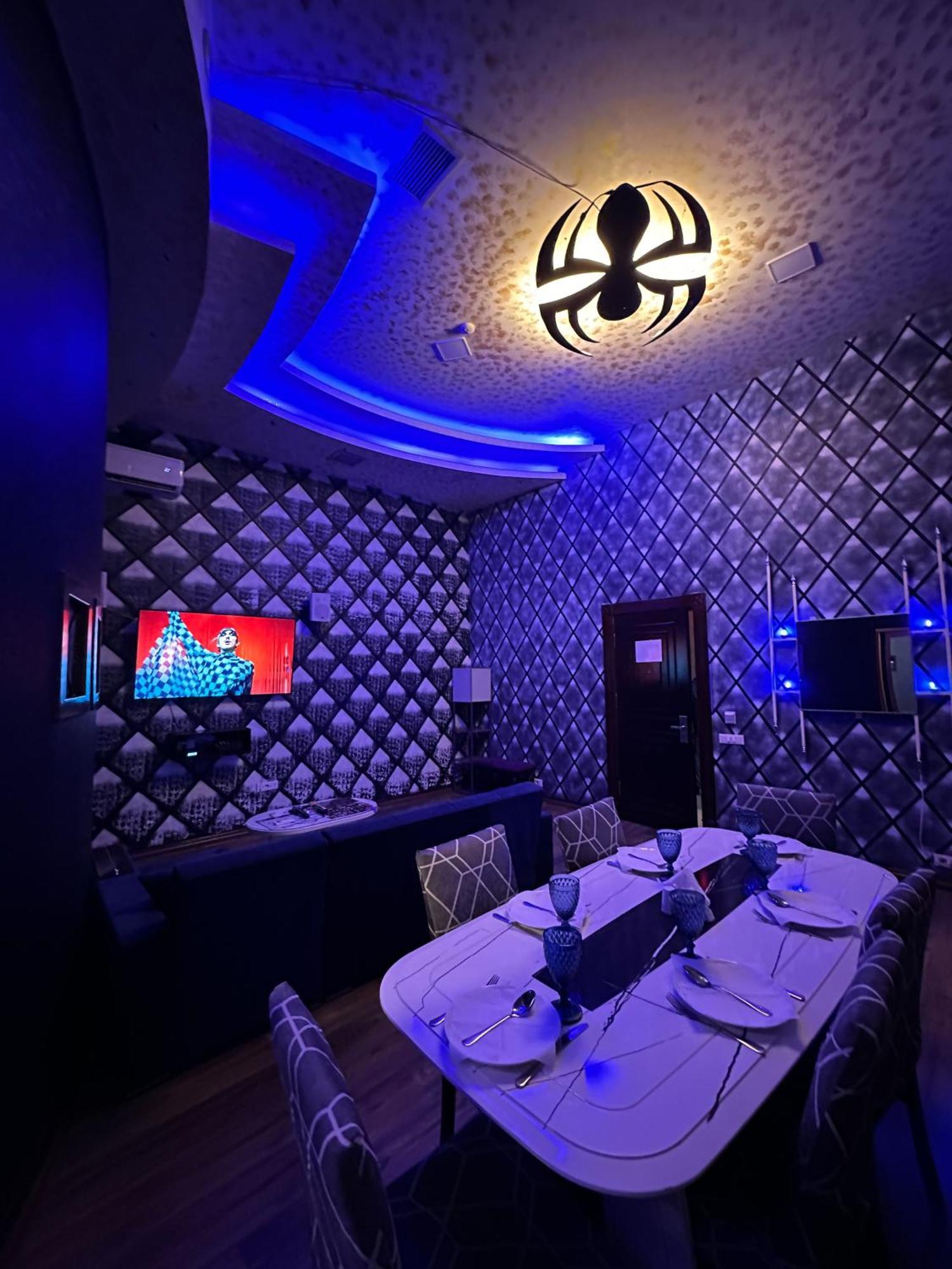 Cinema Plaza Hotel Baku Bagian luar foto
